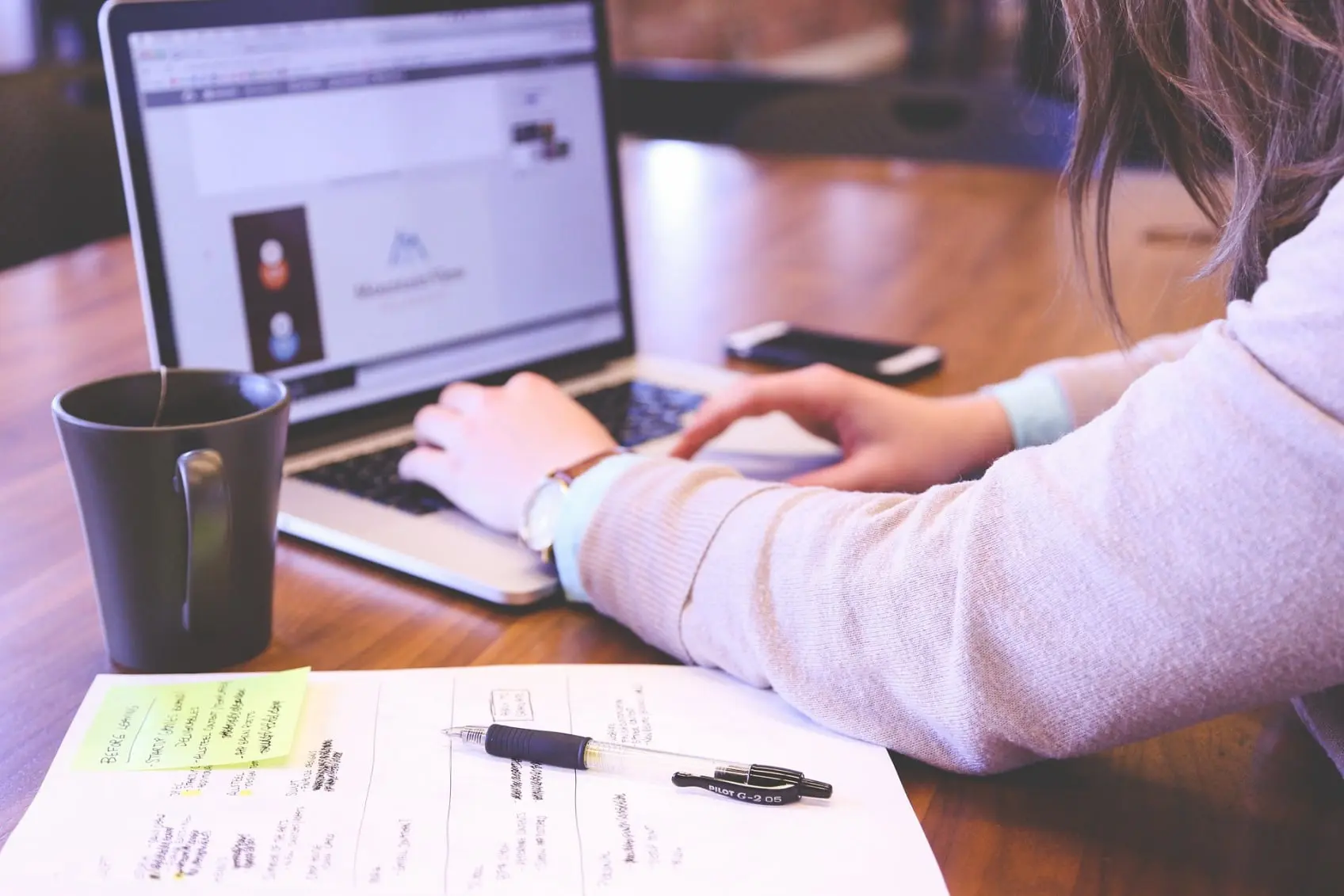 Mujer en una computadora